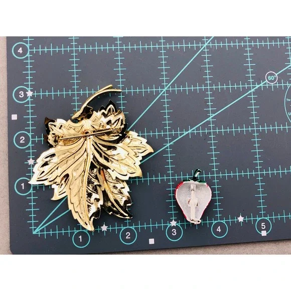Vintage Gold Tone Brooch Pin Lot of 5 Butterfly Leaf Strawberry Teddy Bear Fan - Picture 11 of 12